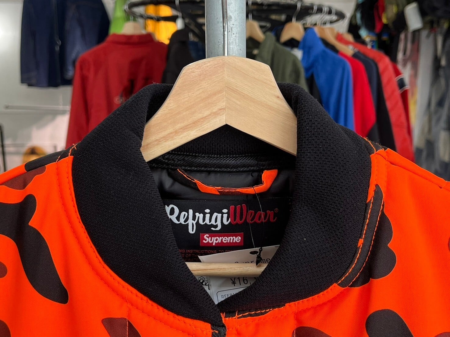 Supreme REFRIGIWEAR INSULATED IRON-TUFF VEST ORANGE CAMO Supreme REFRIGIWEAR INSULATED IRON-TUFF VEST ORANGE CAMO