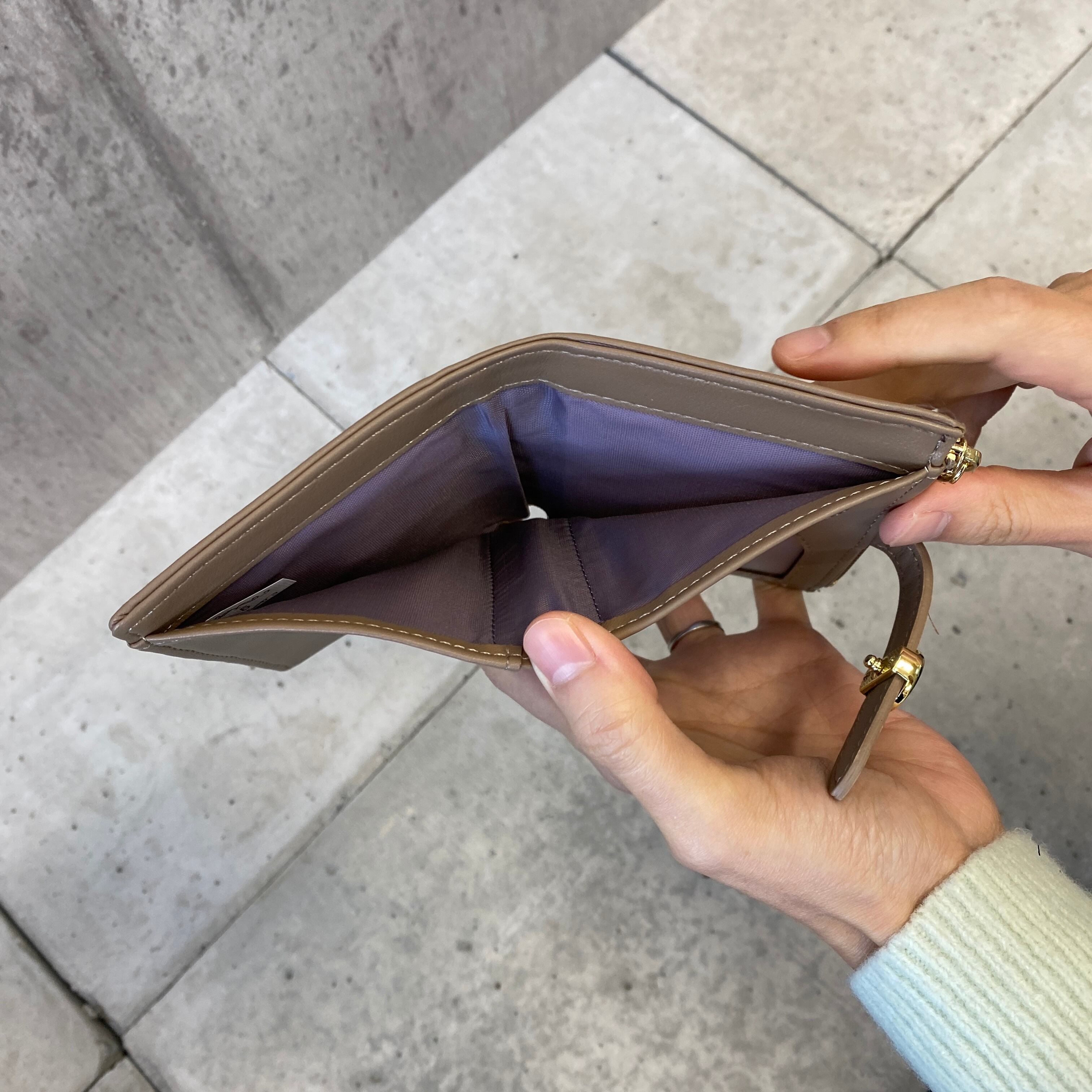 デザインボタン大人シンプル二つ折り財布 | BISOU(ビズ)