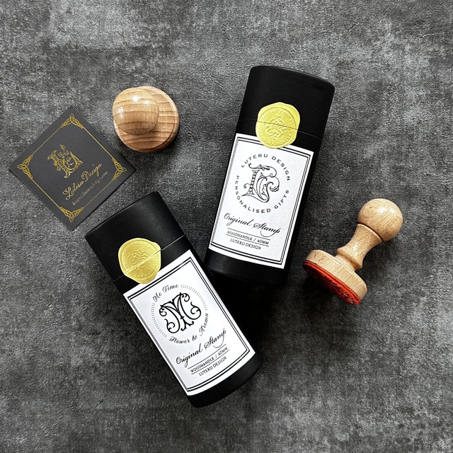 【2文字モノグラム＆名入れ】丸型ウッドハンドルスタンプ（直径40ｍｍ）