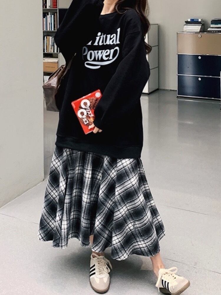 カジュアルだけど女性らしい ロゴスウェット×チェックスカートワンピース ロング丈 フェミニン デート 重ね着風 大人可愛い 着やせ 体型カバー スタイルアップ 大きいサイズ 韓国 CH10470