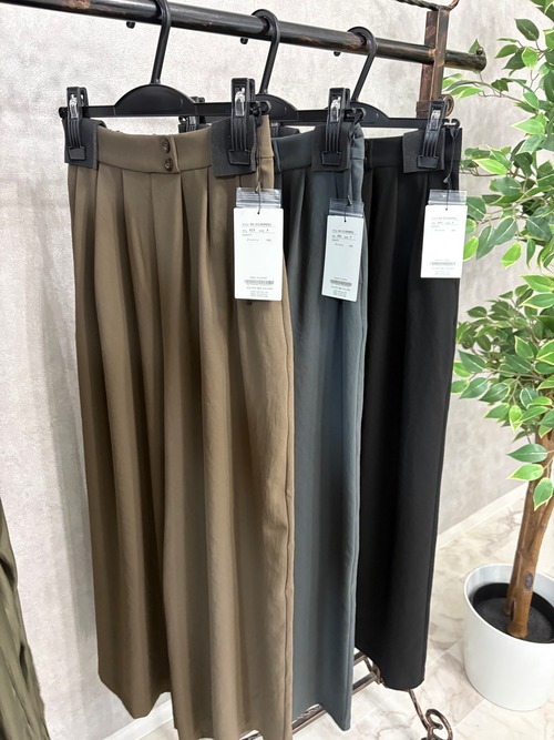 【atelier six】ノルディス　タックワイドパンツ　21269601