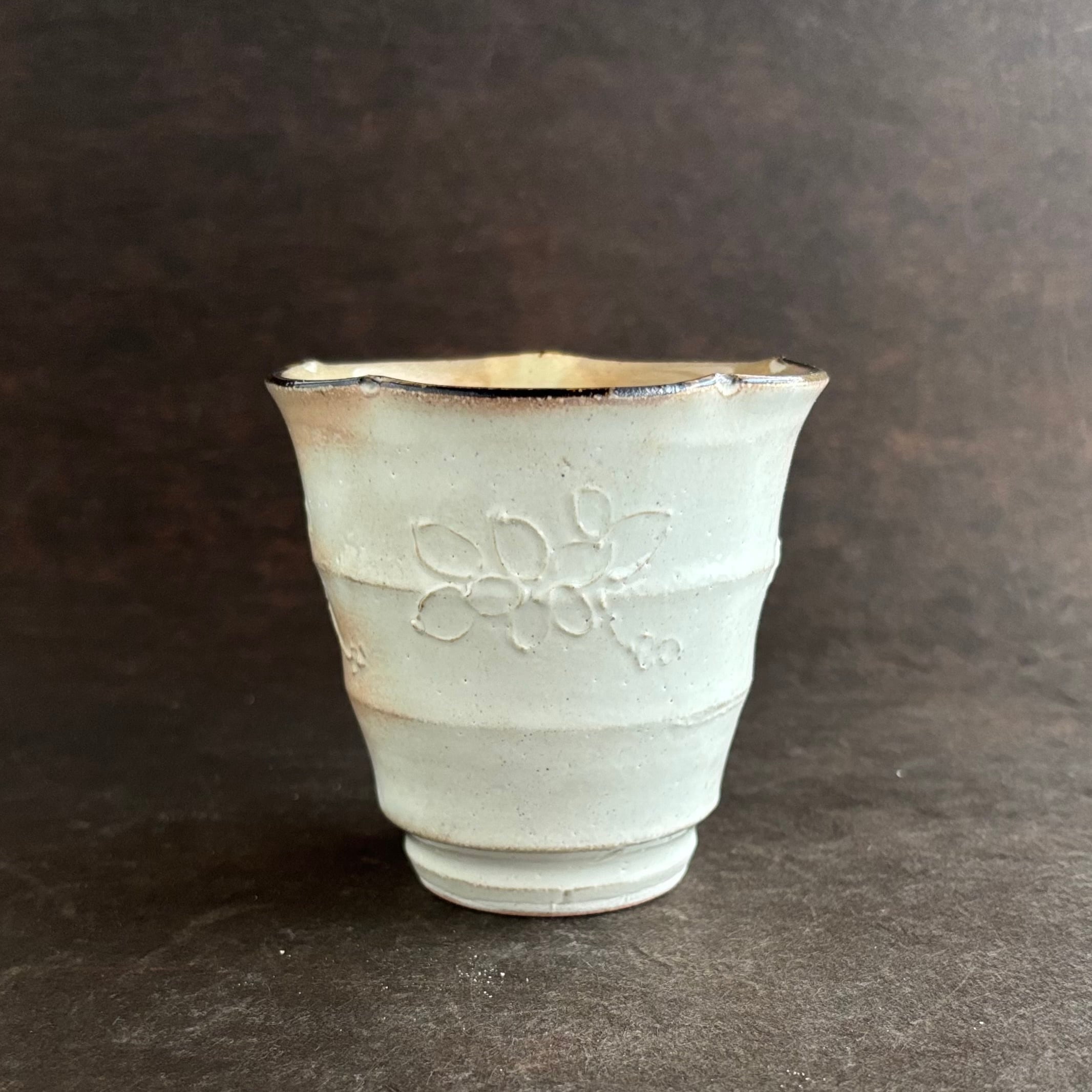 土和のルリエフ　粉引き花形湯呑み