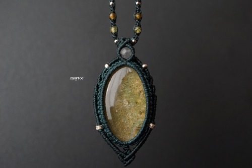 ガーデンクォーツ（庭園水晶）のマクラメネックレス - 苔庭 -【一点物】