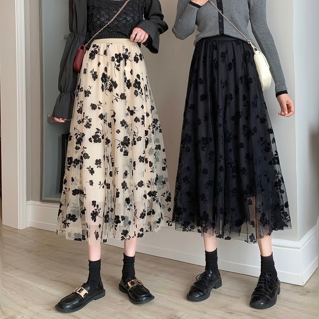 花柄シースルースカート スカート フレアスカート ミモレ ミモレ丈 ミディアム丈 フレア レース 刺繍 シフォン ハイウエスト ウエストゴム 透け感 シースルー ポリエステル かわいい 大人可愛い きれいめ シンプル カジュアル 大人 上品 おしゃれ お洒落 大人可愛い 大人女子 こなれ感 ラブリー キュート ガーリー 主役級 存在感 柄 花柄 春 夏 秋 10代 20代 30代 レディース 学生 通学 デート お出かけ 公園デビュー 女子会 休日 着回し 普段使い 韓国 韓国系 ブラック 6513