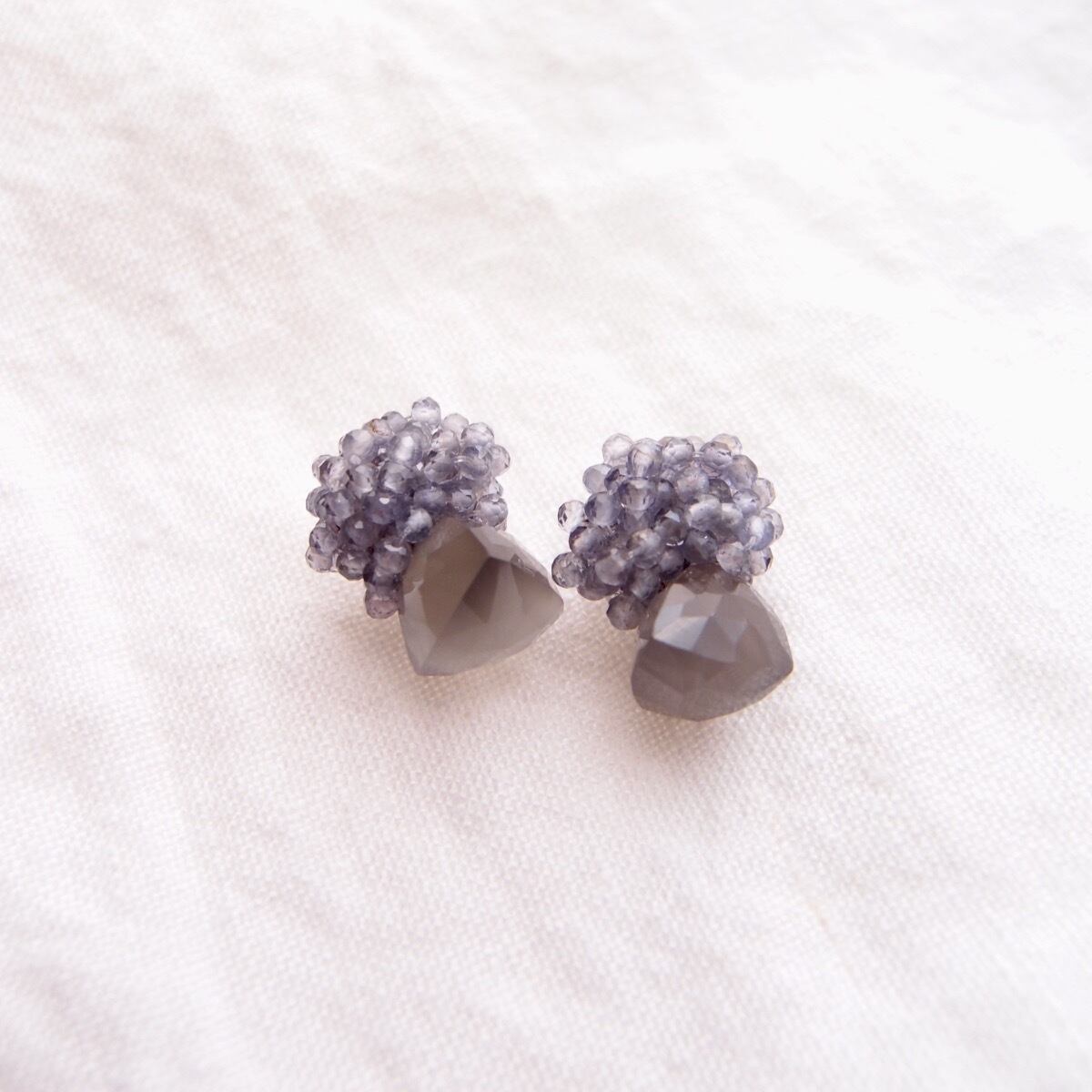 【天然石刺繍/ピアス】grey moonstone × iolite
