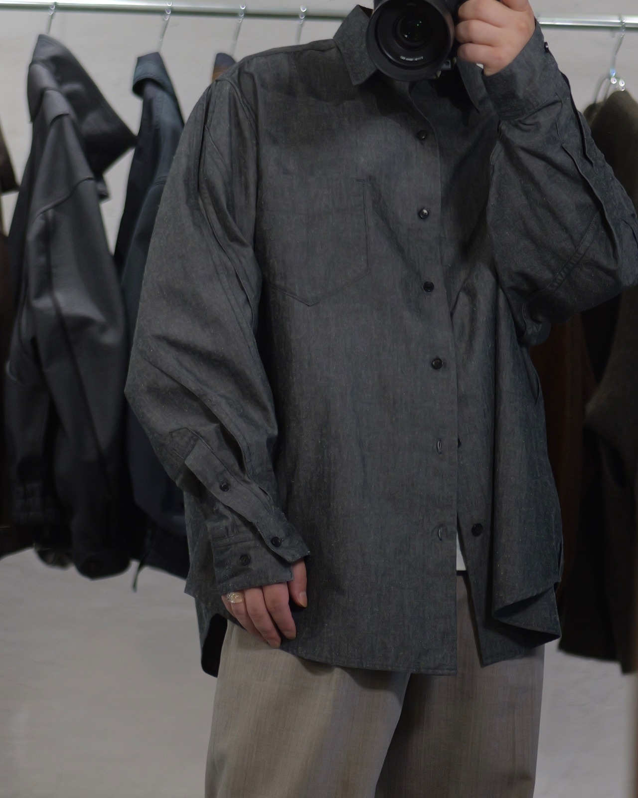 予約販売 | i’m here : - “TWIST” SLEEVE SHIRT ：Black｜ツイストスリーブ／ダンガリー素材／立体袖／大幅袋縫い／カットラインの痕跡