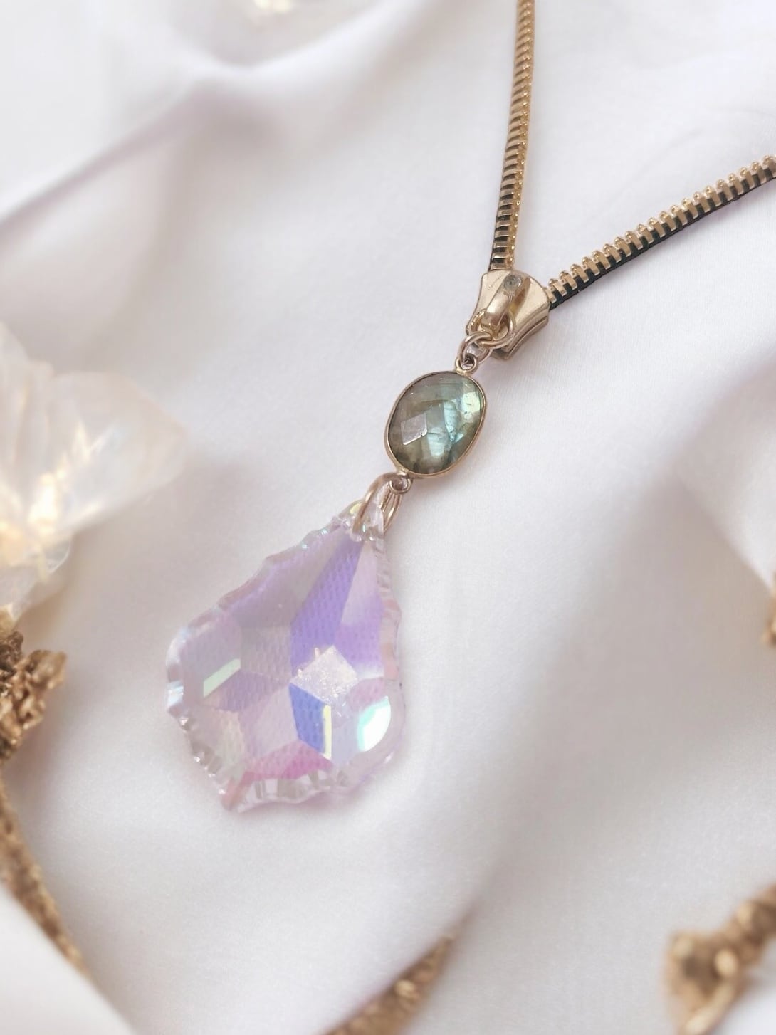 1点もの レアシャンデリアスワロフスキーとラブラドライトのお守りZIP  