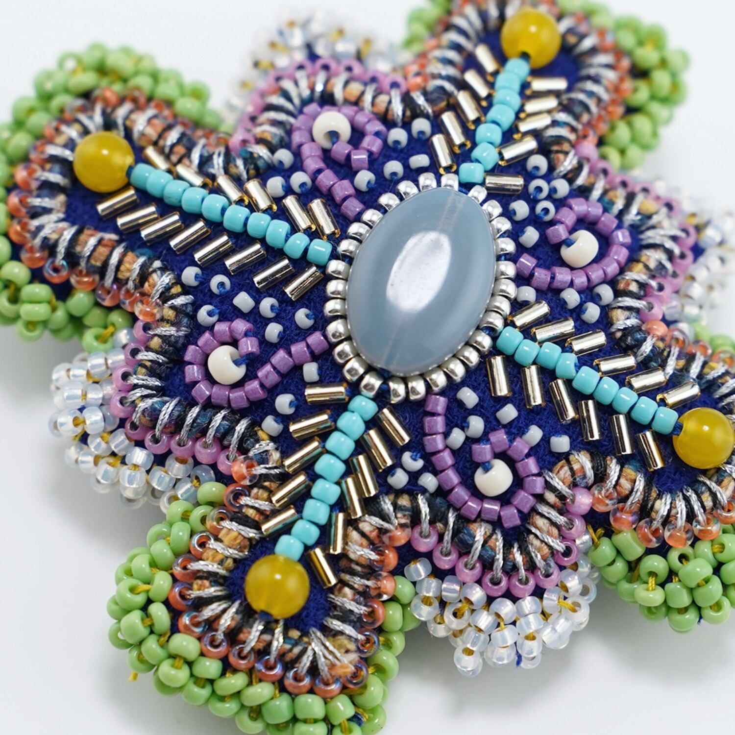変形クロスのブローチ 3 ビーズ刺繍 一点もの カラフル | 月によろしく