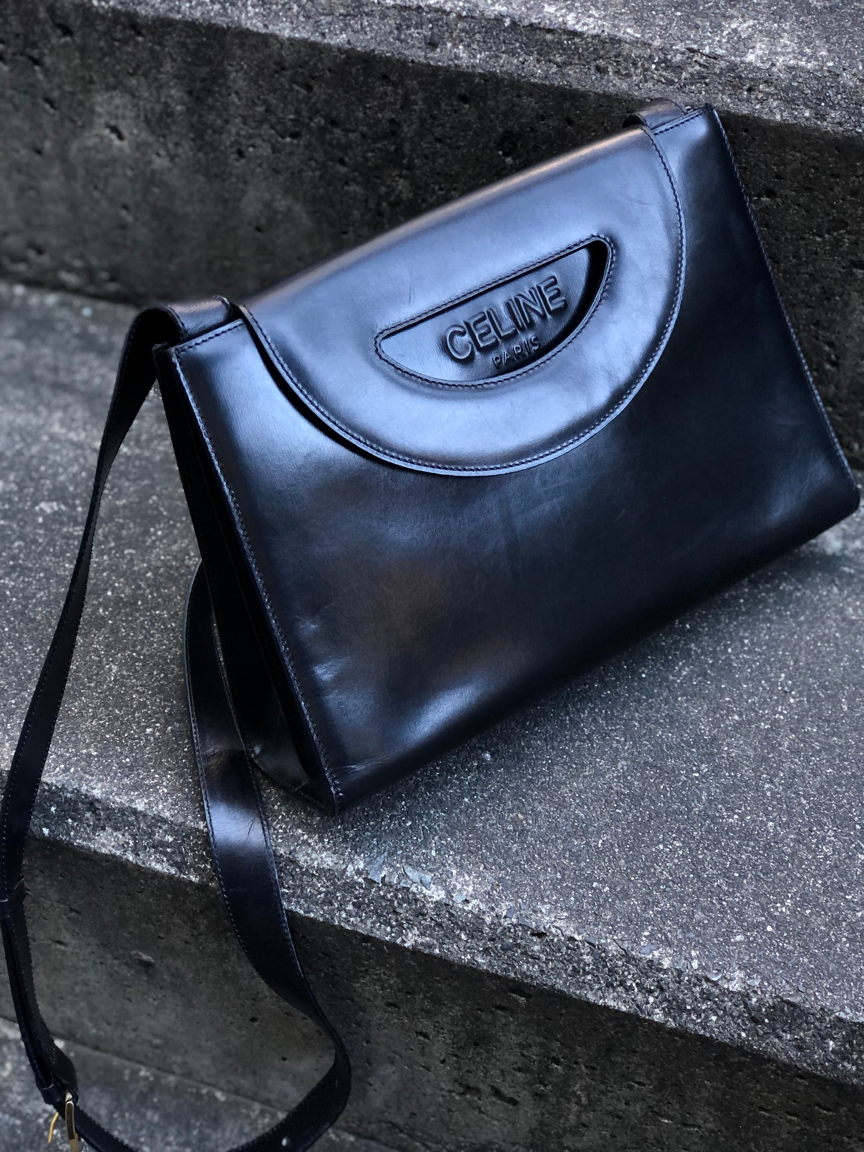 セリーヌ CELINE アコーディオン ロゴ 斜め掛け ショルダーバッグ レザー ブラック約122cmストラップ