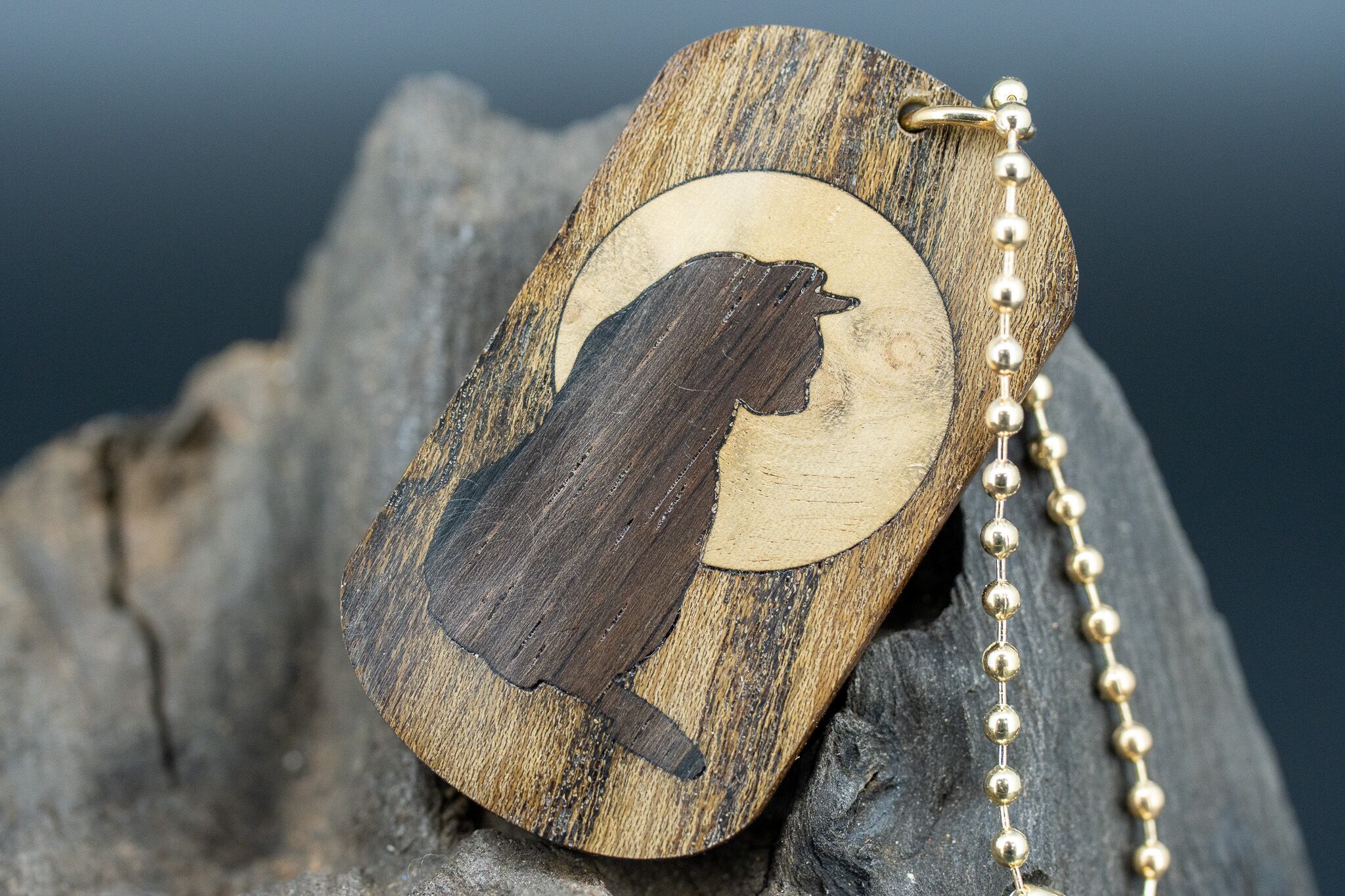 【 日本を代表する巨木 】神代欅 ドッグタグ 木象嵌 横を向く上品な猫