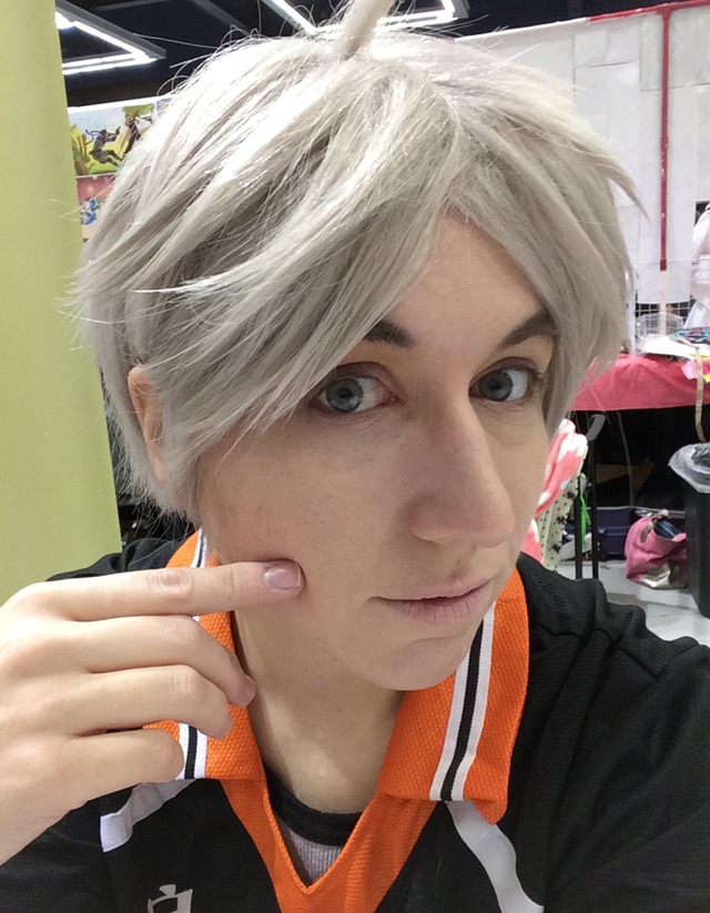 Biamoxer Haikyuu!! バレーボール Koushi 菅原コスプレウィッグベージュグレー耐熱コスプレ衣装ウィッグ