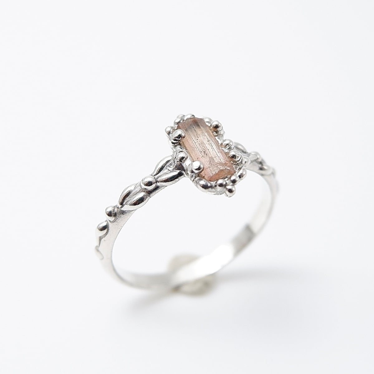 結晶を飾る～ピンクトルマリン原石の粒飾りリング 16号 天然石