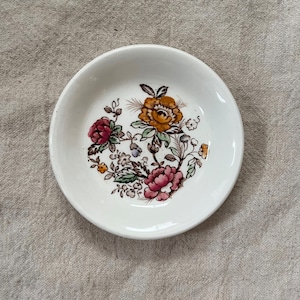 繊細な花模様の小皿