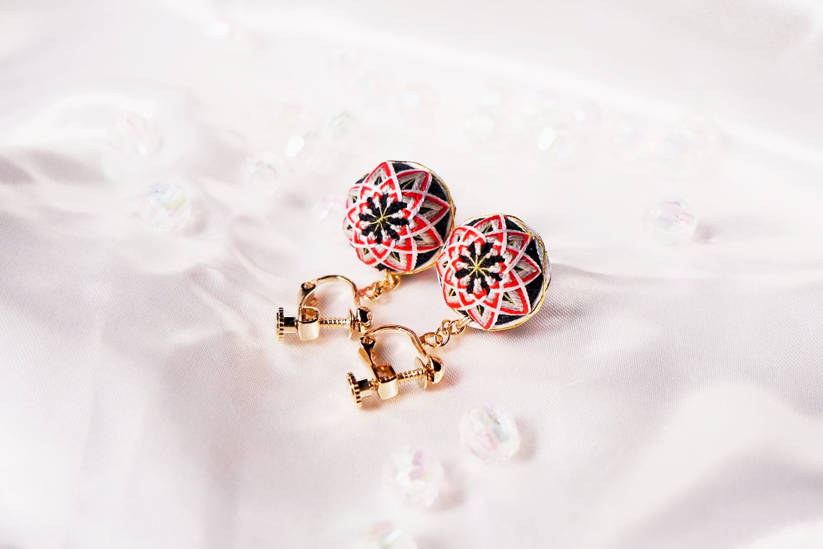 ピアス/イヤリング】1.5cmてまり 鶴 | はれてまり｜ HAReTEMARI