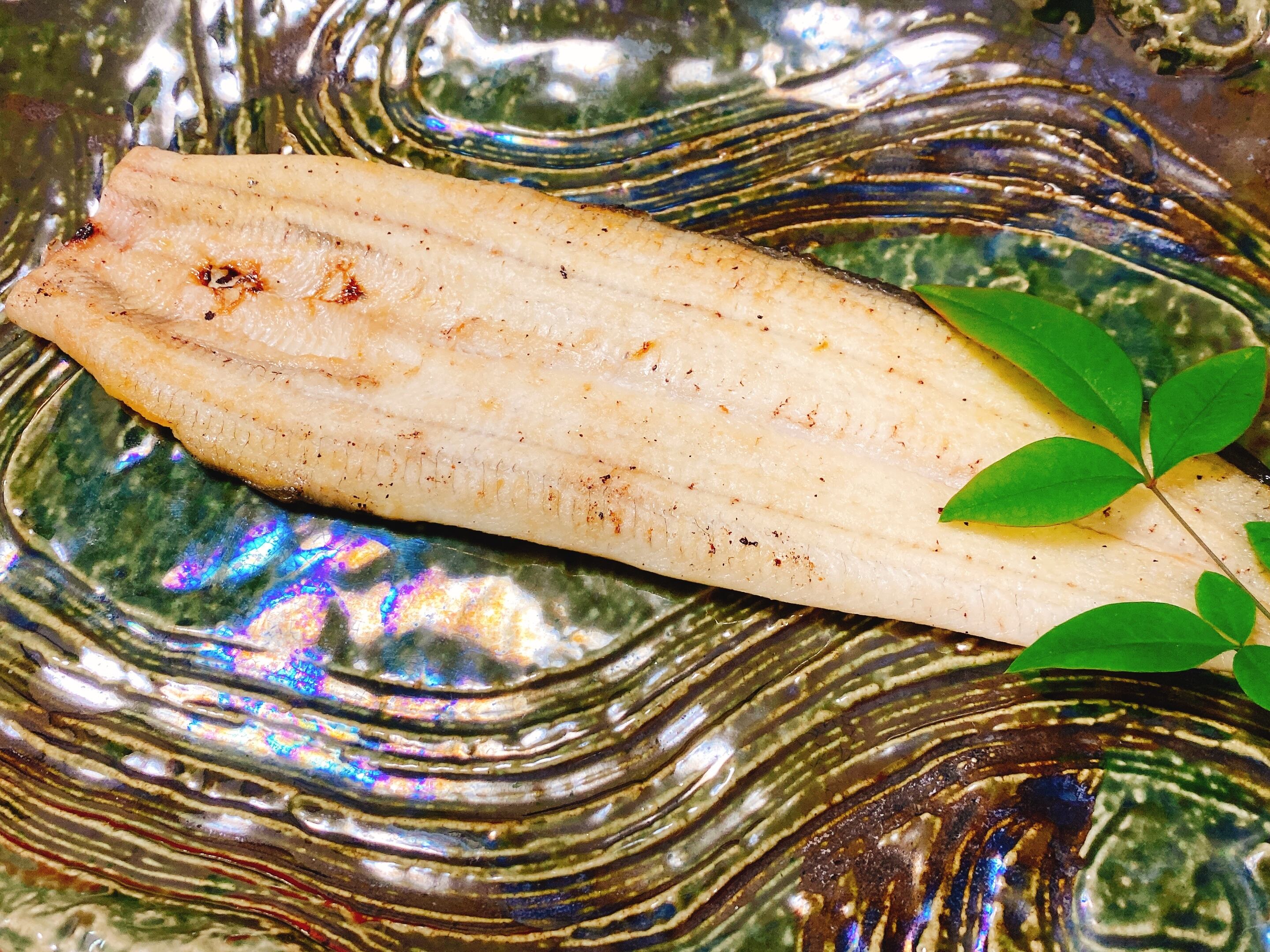 蒲焼2 白焼き6 スコーン2 ASCII.jp：うなぎの「蒲焼き」「白焼き」を同時に