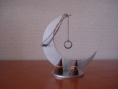 ハンドメイド 三日月ネックレススタンド 指輪スタンド付き ハンドメイド 三日月ネックレススタンド 指輪スタンド付き