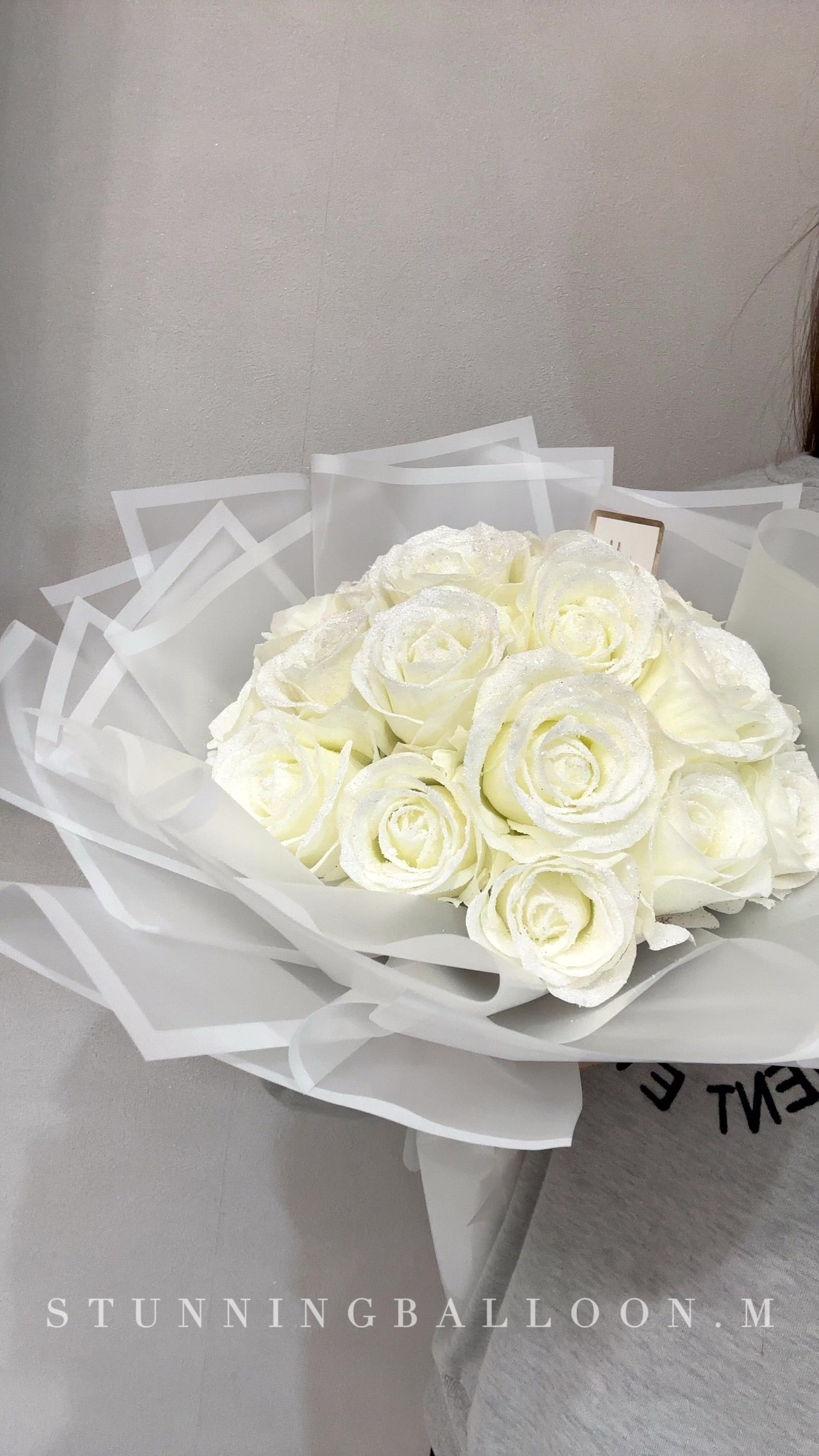 ◇送料無料グリッターローズ ／白バラ50～108本 | STUNNING BALLOON.M
