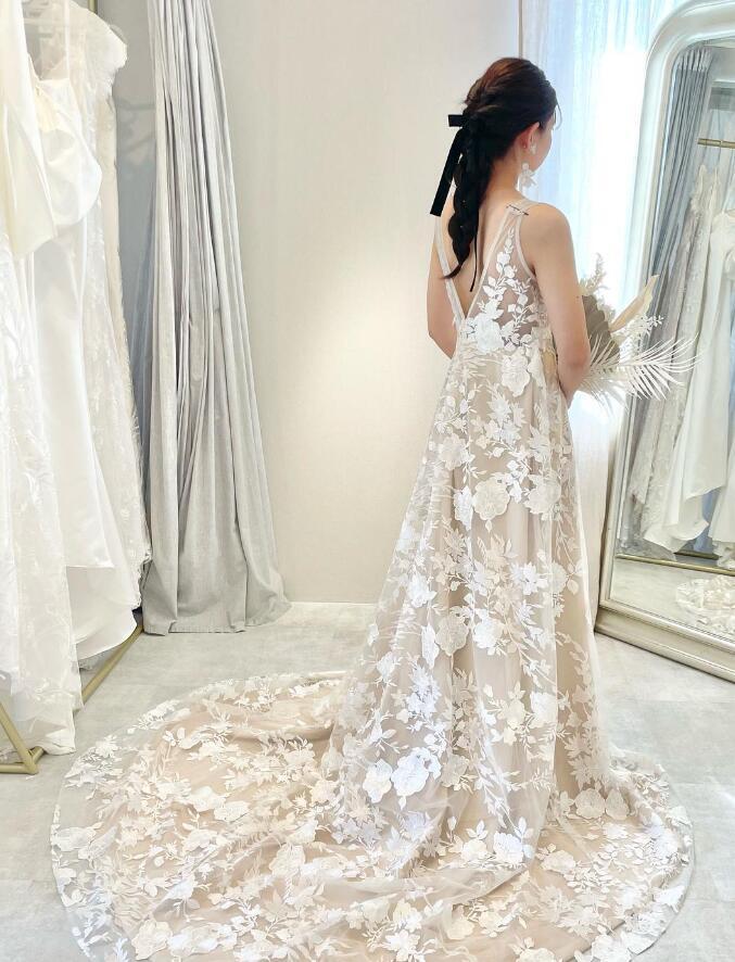 ウエディングドレス 贅沢な小花総レース Vネック 華やかなトレーン  