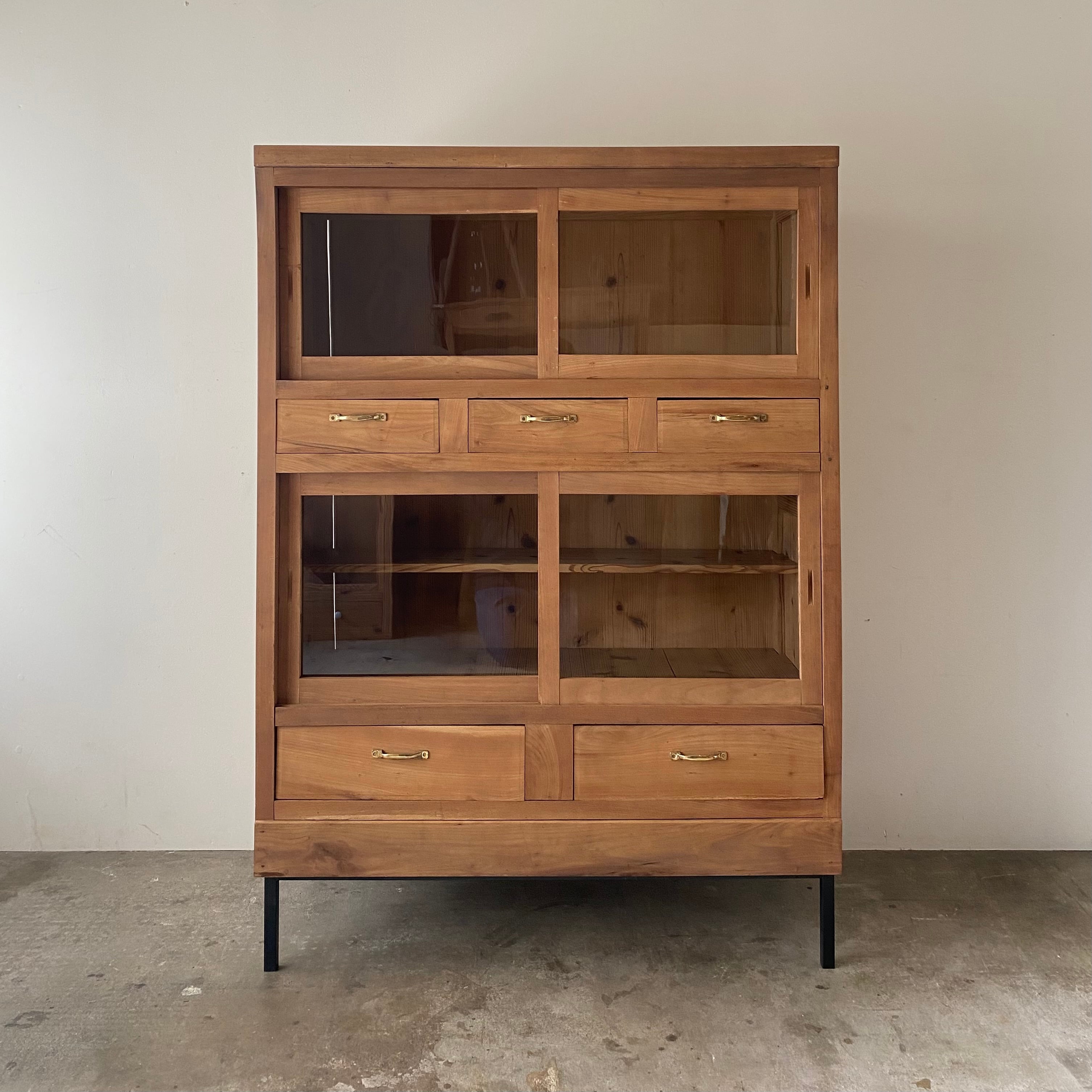 鉄脚のキャビネット　1006