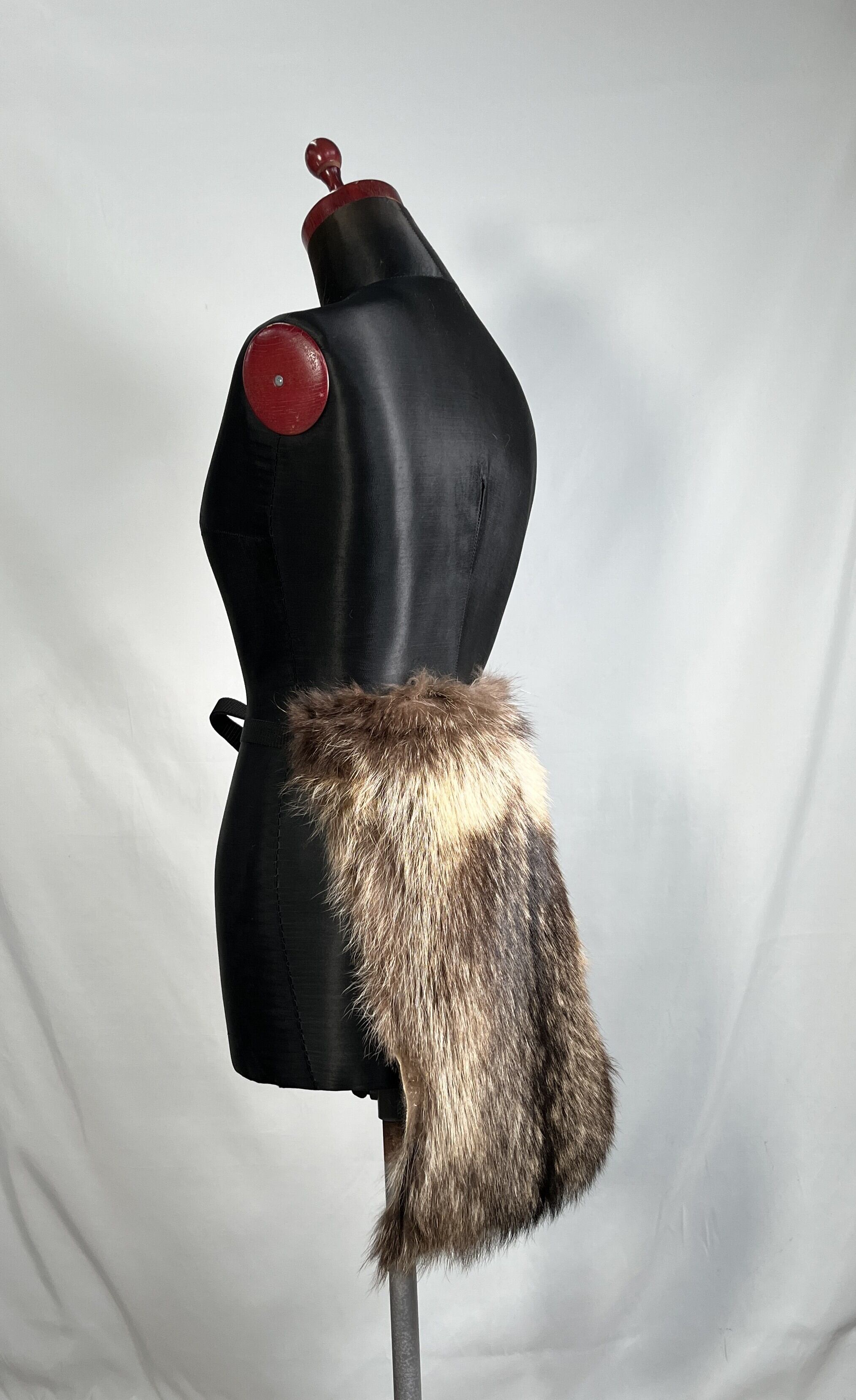 本革　裏地付カーフレザー　狸　尻あて腰皮　毛皮敷物　登山　ヒップガード　スキー 本革 裏地付レザー 狸毛皮敷物 尻あて尻皮 ヒップガード 登山 キャンプ