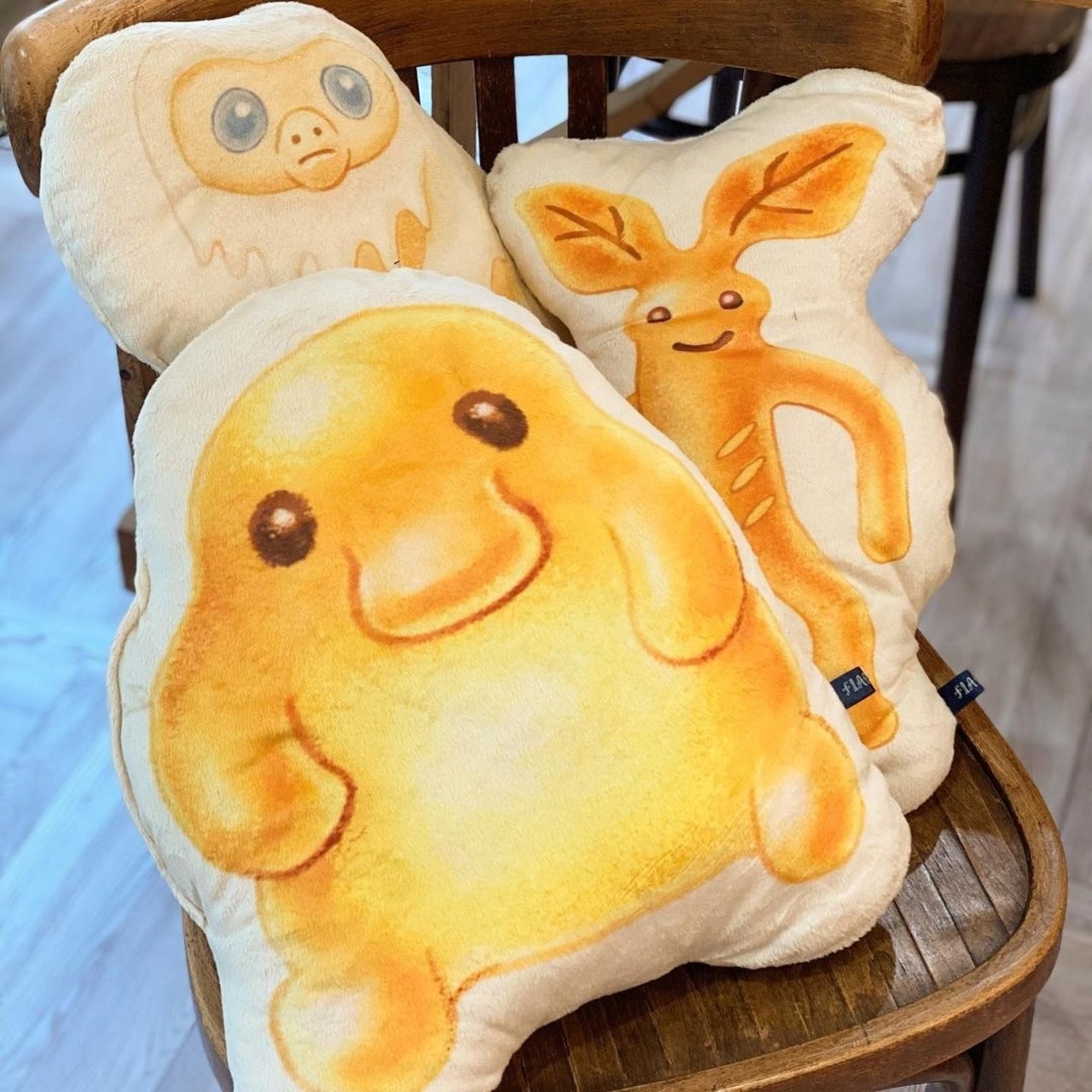 F218109_FANTASTIC BEASTS×Flapperコワルスキーベーカリーダイカットクッション - 1