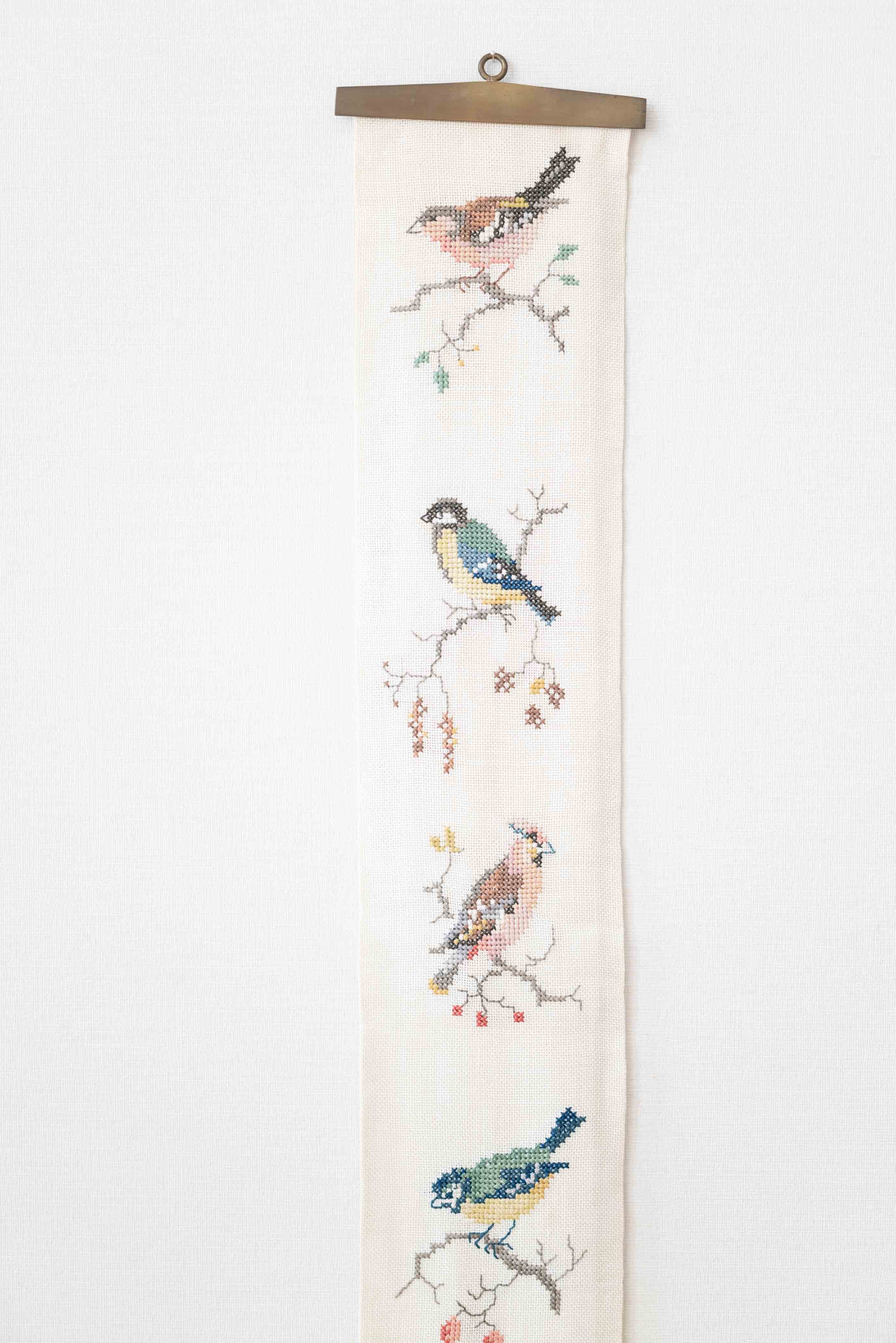 動物　インコ　小鳥　手縫い刺繍　タペストリー 外国製 刺繍 インコの通販