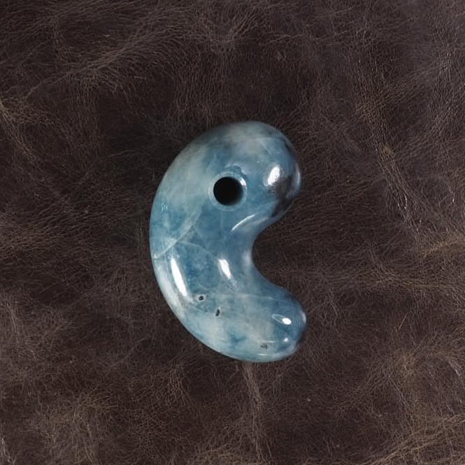 糸魚川翡翠 コン沢 青翡翠 勾玉 (大きめ) 35.1g Itoigawa Blue Jadeite magatama | URUWA 工房 うるわ  powered by BASE