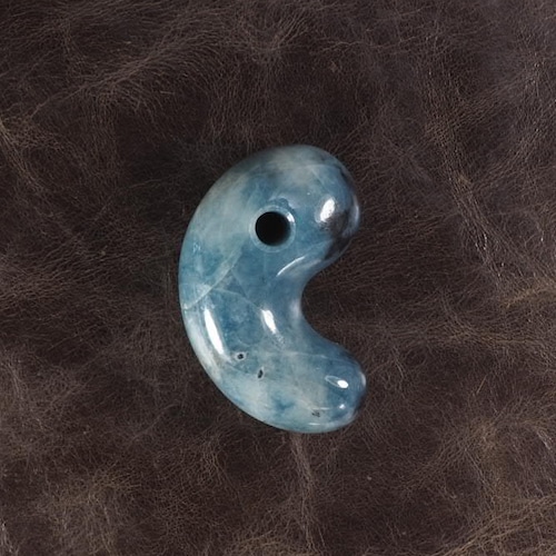 糸魚川翡翠 コン沢 青翡翠 勾玉 (大きめ) 35.1g  Itoigawa Blue Jadeite magatama