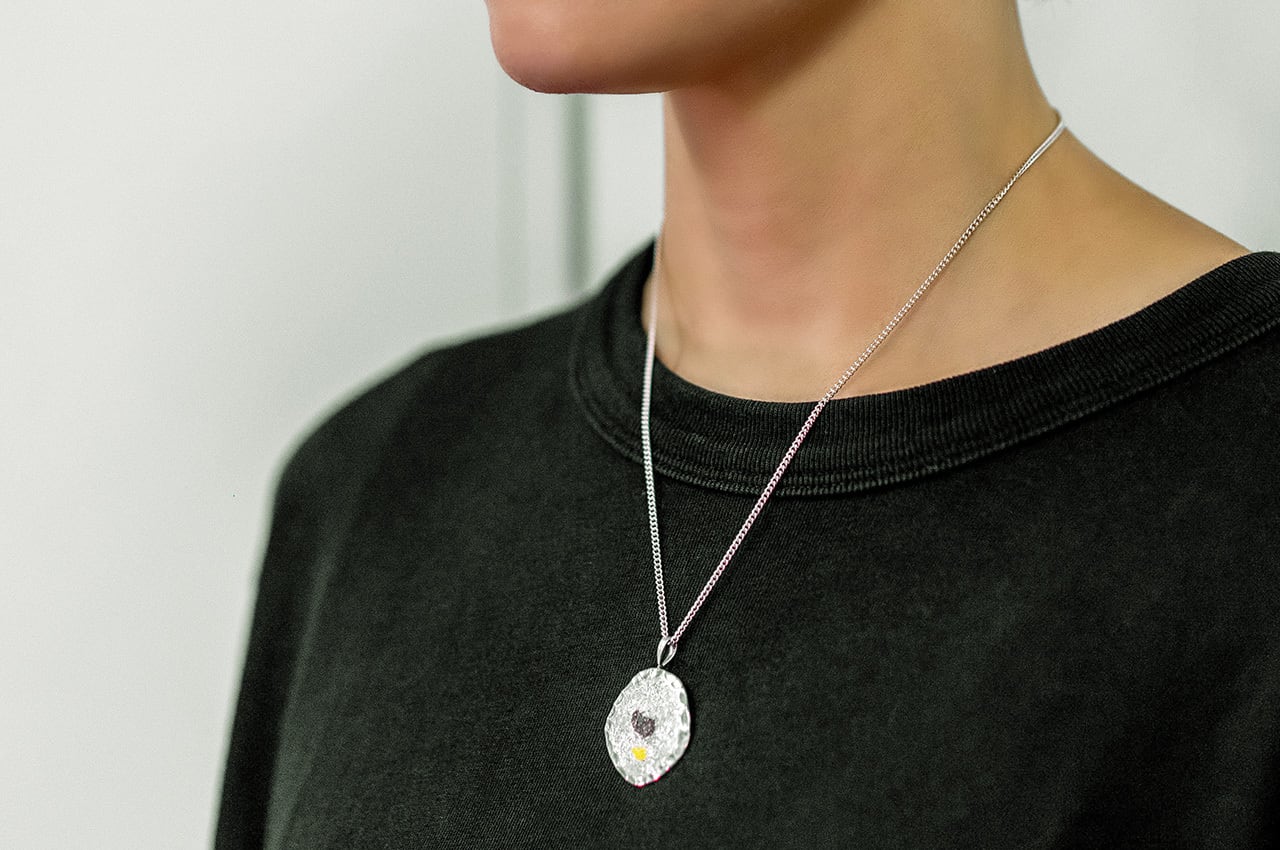 ペンダントトップ（○） | メテオシルバー [純銀×隕石] 流れ星と月の