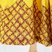 フラダンス 衣装 パウスカート イエロー系 シングル シンプル ワントーン プルメリア柄 かわいい 華やか 鮮やか 明るい 黄 茶 ハワイアン アロハ ハワイアンプリント フラ ダンス レッスン 練習 元気な印象 明るいカラー 小さな花柄 カラフル レディース