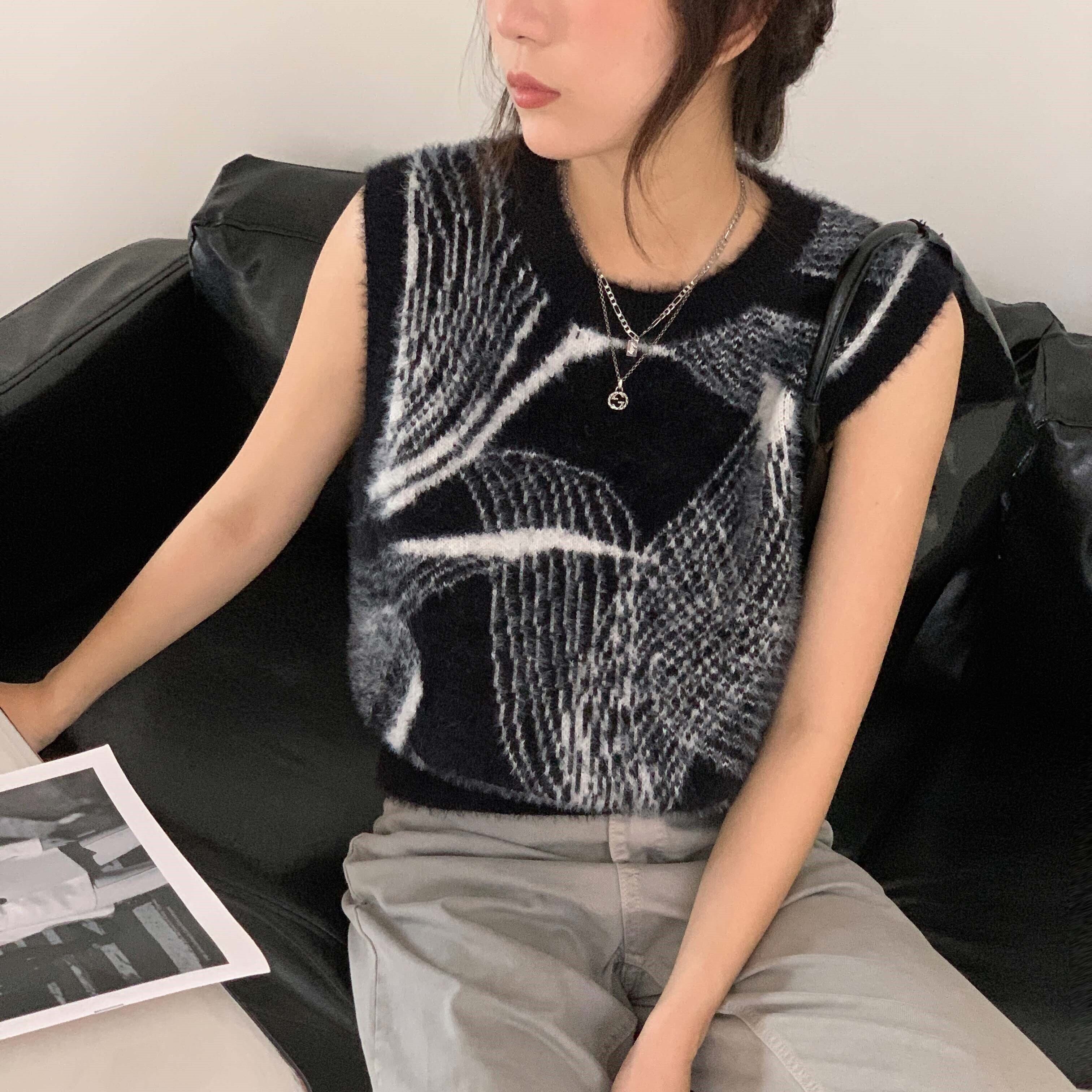 韓国っぽ モノトーンコーデに ♪ モヘア ニットベスト ショート丈