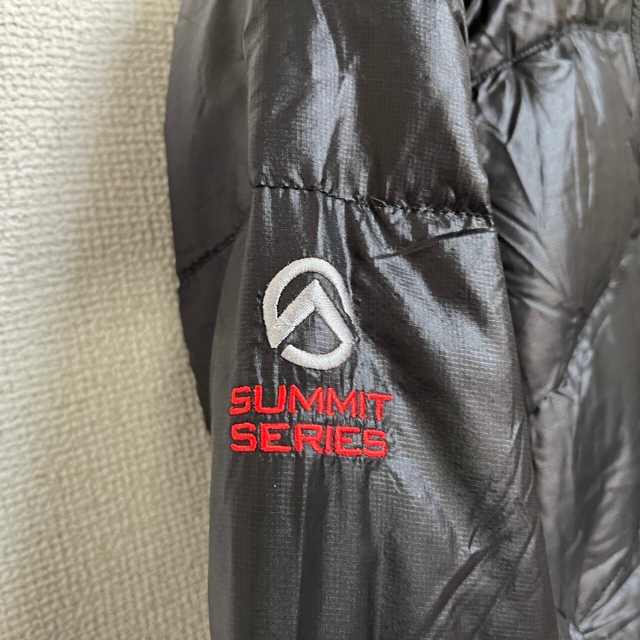 ノースフェイス ダウンジャケット サミットシリーズ 黒ブラック刺繍 肩  