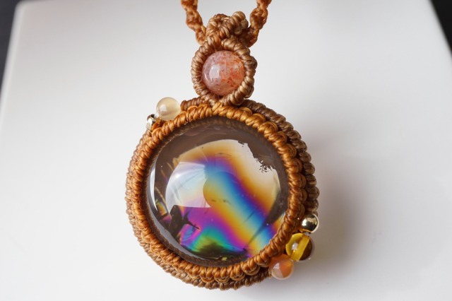 【プレミアム級の虹入り】14kgfチャーム付きレインボースモーキークォーツ（スモーキーアイリスクォーツ）のマクラメネックレス