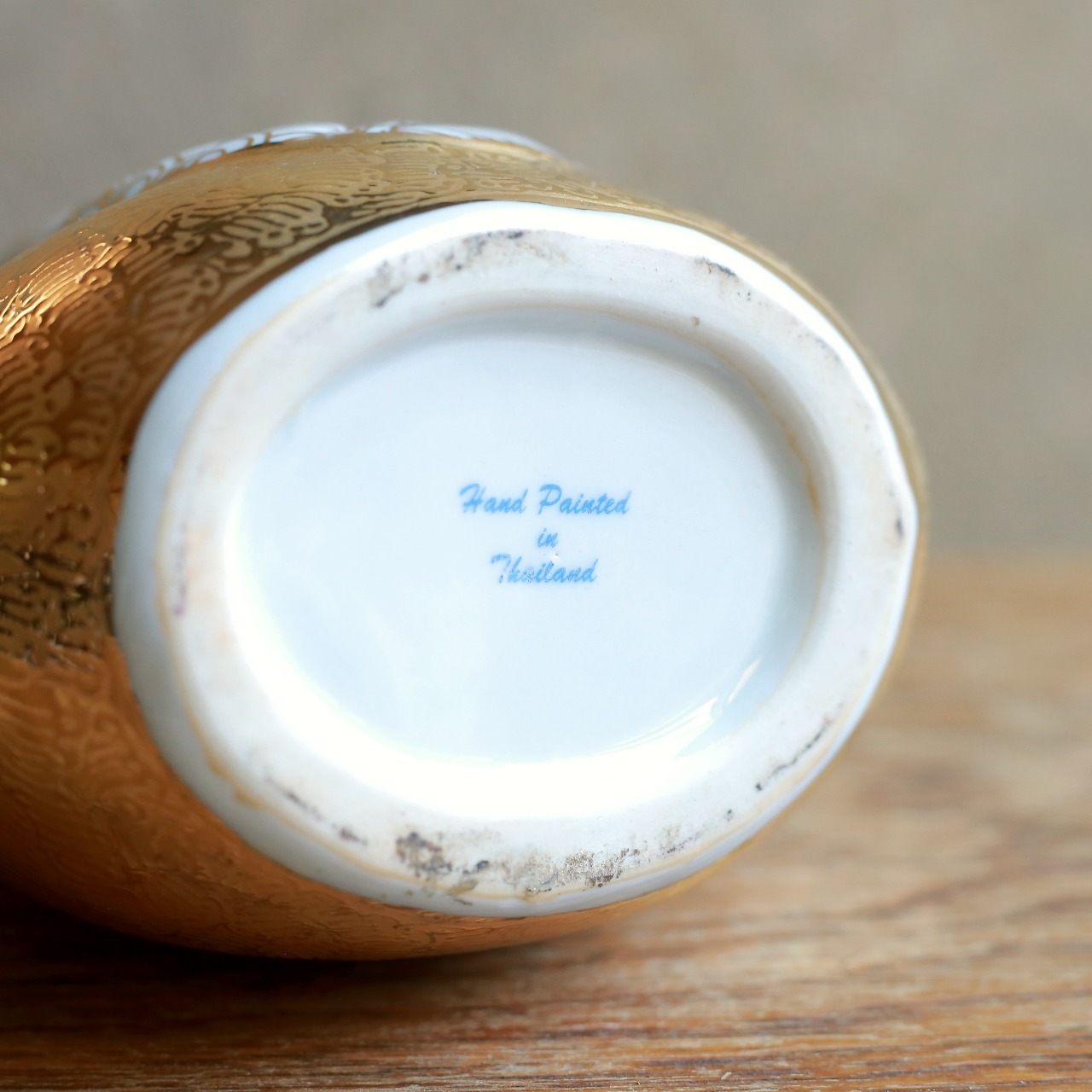 上品に輝く、陶器の白鳥