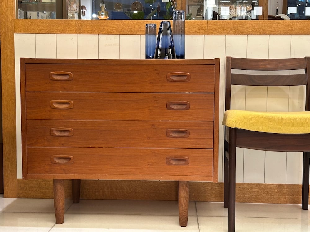 デンマーク 4段チェスト1