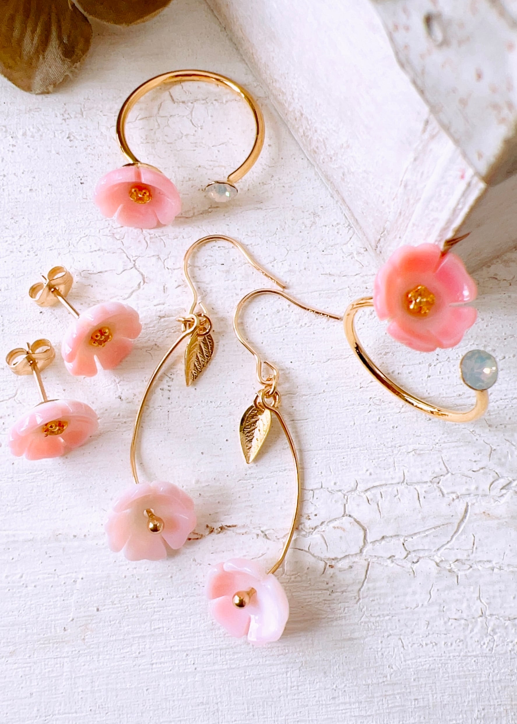 桜 ピアス・:* 14kgf】耳元に咲く一輪の桜 クイーンコンクシェルAAA