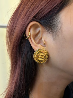 Christian Dior/ vintage round logo gold earring.(o)