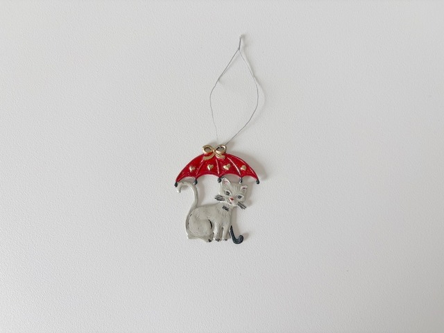 【GERMANY】1960-70'sの猫のオーナメント「傘をさして」 / 1960s–70s Cat Ornament: "Holding an Umbrella"