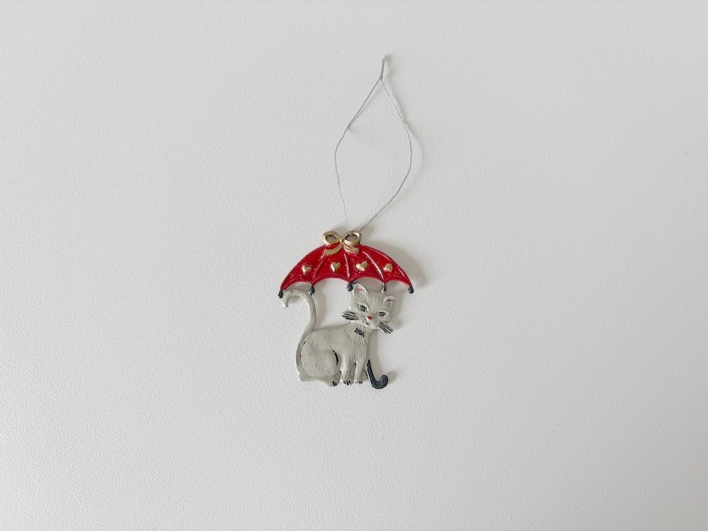 【GERMANY】1960-70'sの猫のオーナメント「傘をさして」 / 1960s–70s Cat Ornament: "Holding an Umbrella"