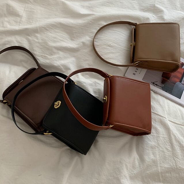 バッグ レディース ショルダーバッグ レディースバッグ 肩がけバッグ ミニバッグ ハンドバッグ コンパクト 肩がけ 軽量 自立 ワンショルダー スクエア型 ボタン PU かわいい 大人可愛い きれいめ シンプル カジュアル 大人 上品 おしゃれ 大人女子 ガーリー クール 送料無料 小さめ ベージュ ブラック ブラウン 無地 オールシーズン 入学式 入園式 卒業式 卒園式 20代 30代 40代 50代 OL 通勤 デート 女子会 デイリー 韓国系 ファッション コーデ スタイル 高見え モテ トレンド