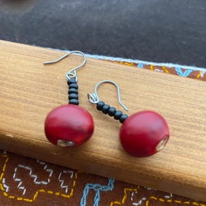 ピアス　紅玉　木の実のピアス　ワイルーロ　マジェンダ　アマゾンの木の実