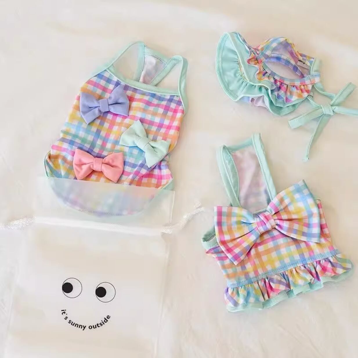 ドッグ 犬 中型犬 小型犬 フレブル チワワ パグ ヨークシャテリア Mダックス ヨークシャー ドッグウェア ワンピース オーバーオール オールインワン ビーチウェア ビキニ タイト スリム 細身 ストレート レインボー リボン フリル かわいい シンプル カジュアル レトロ 個性的 主役級 存在感 ラブリー キュート ガーリー チェック 格子柄 春 夏 男の子 女の子 成犬 子ども お出かけ お泊まり アウトドア リゾート 旅行 海 プール レストラン ビーチ 公園 休日 カフェ 朝 散歩 ウォーキング