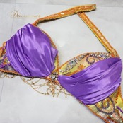 ベリーダンス オリエンタル 衣装 上下セット オレンジ系 トップス スカート 黄 紫 ラインストーン ビーズ 豪華 装飾 フリンジ フリル 光沢 肌見せ セクシー ストーン 華やか ステージ イベント スパンコール イエロー系 パープル系