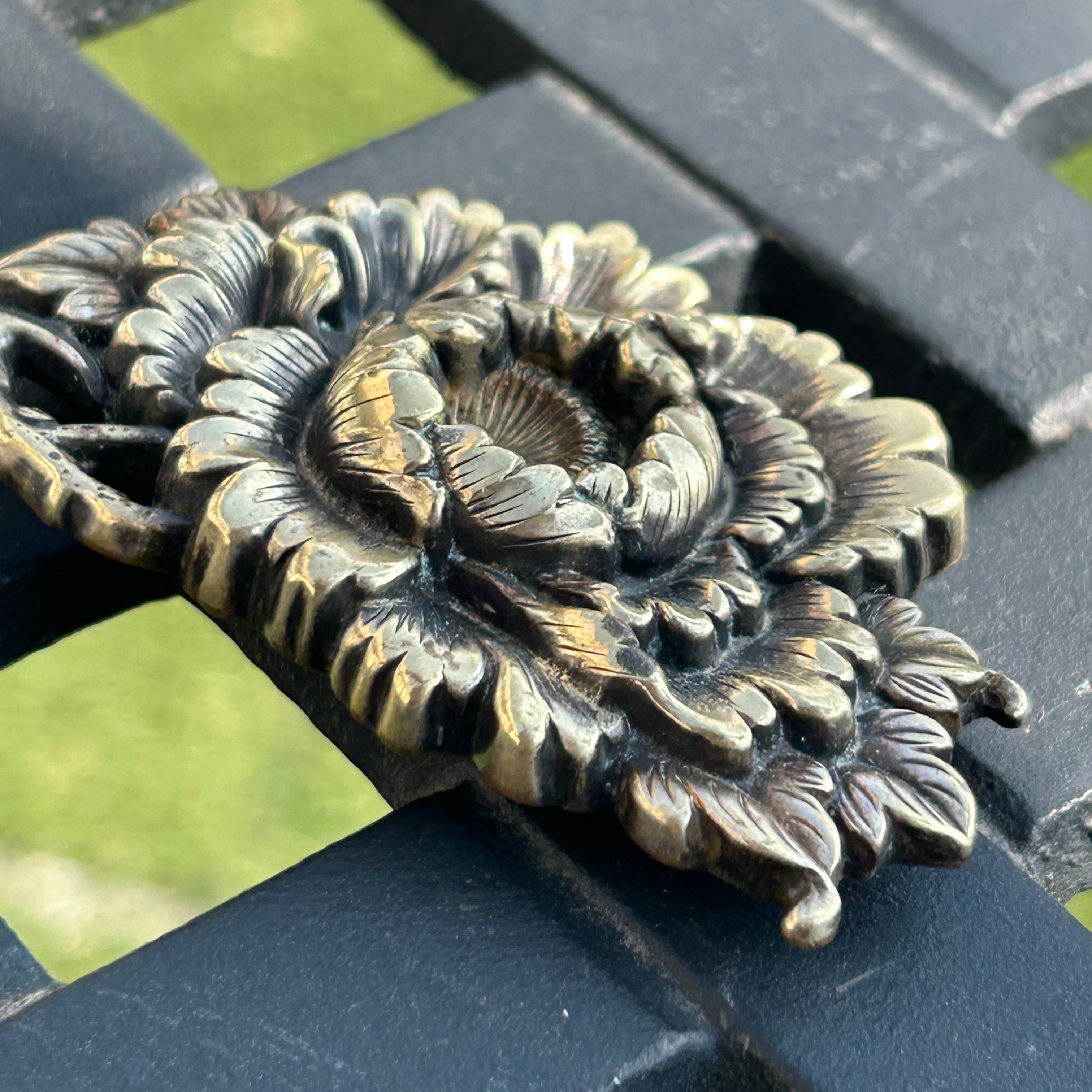 アンティーク　在銘　大きな牡丹の帯留め