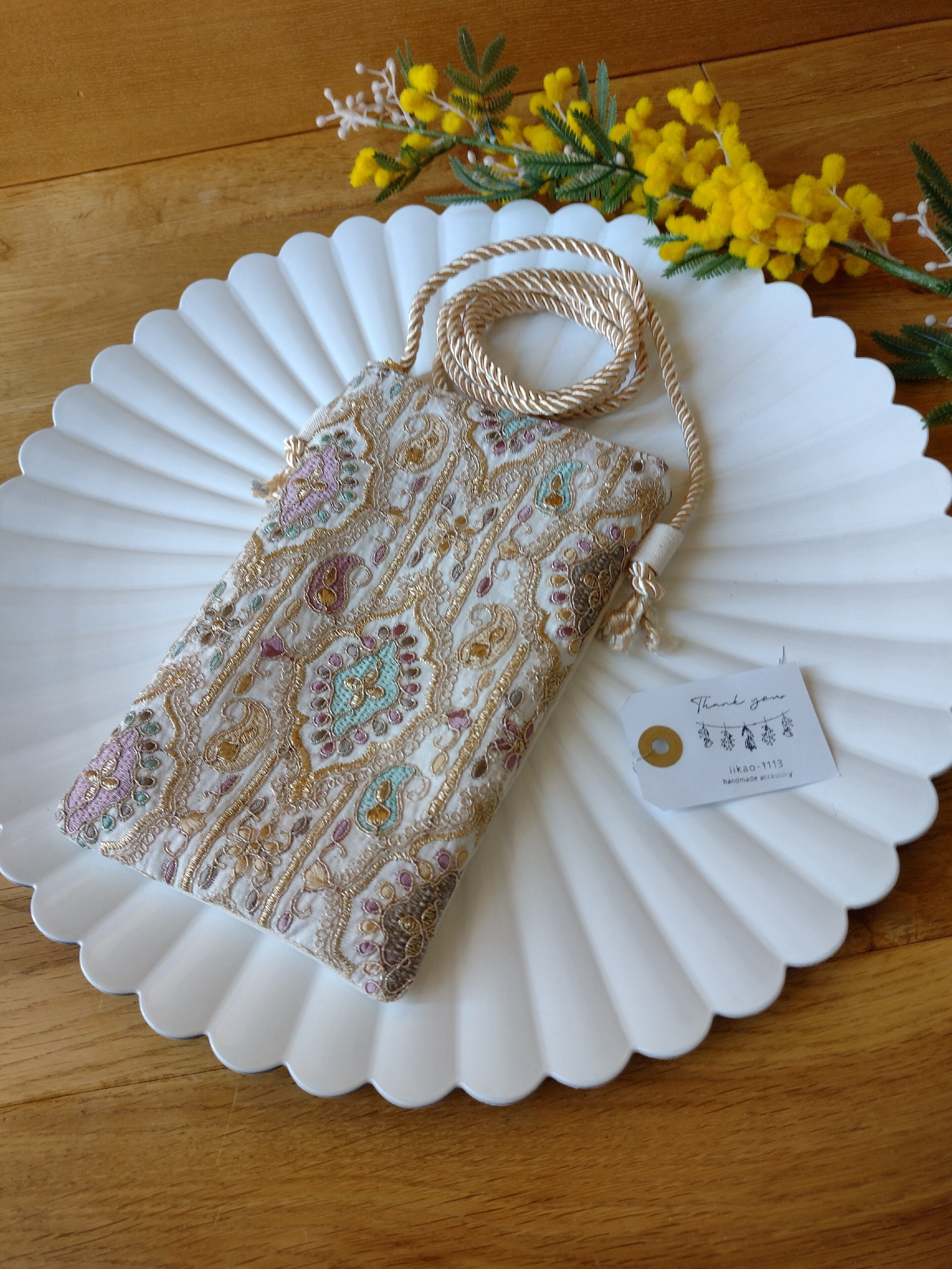 一緒にお出かけしたいインド刺繍のスマホポシェット ザリ