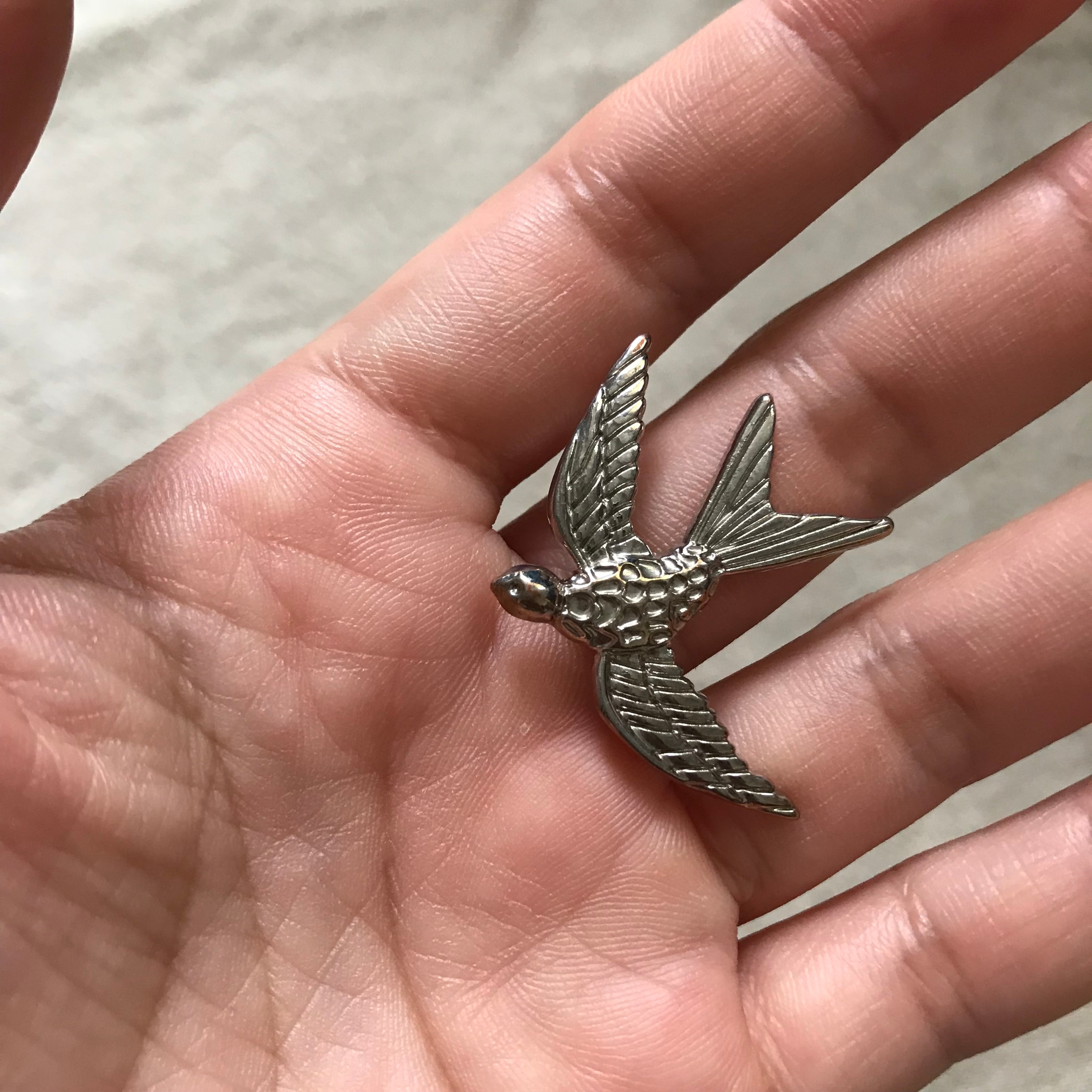 飛ぶ鳥のブローチ