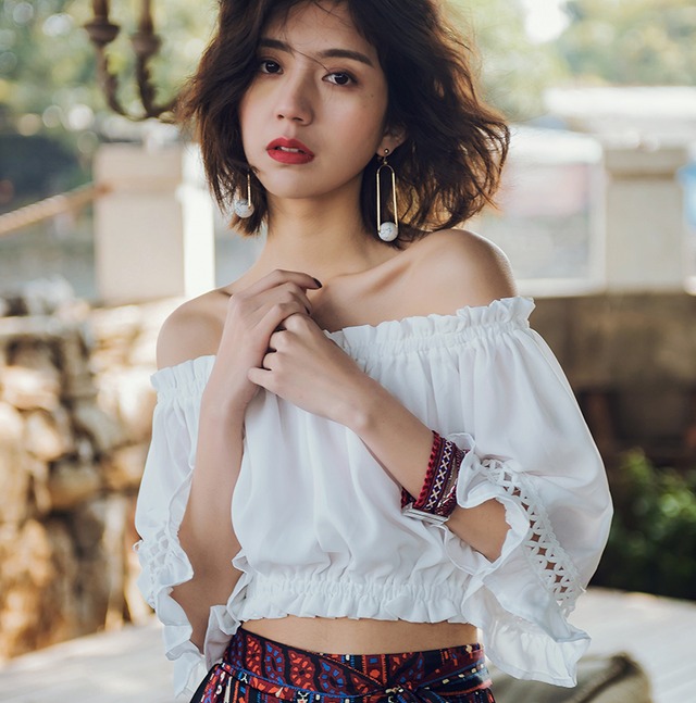 サマーストラップレスショートトップス ホワイトTシャツ シャツ シフォン 夏物 ビーチ 道路にいる25714520846