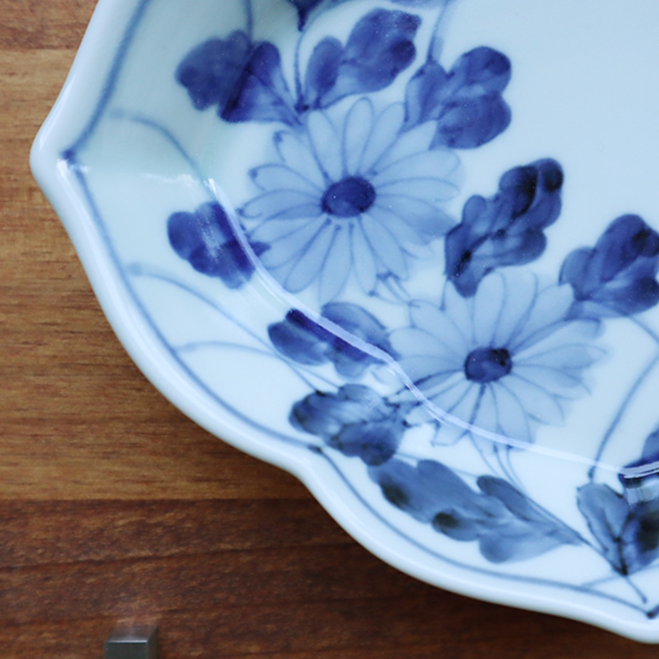 【まるふくオリジナル】有田焼　鉄粉釉花唐草花菱向付 33-089