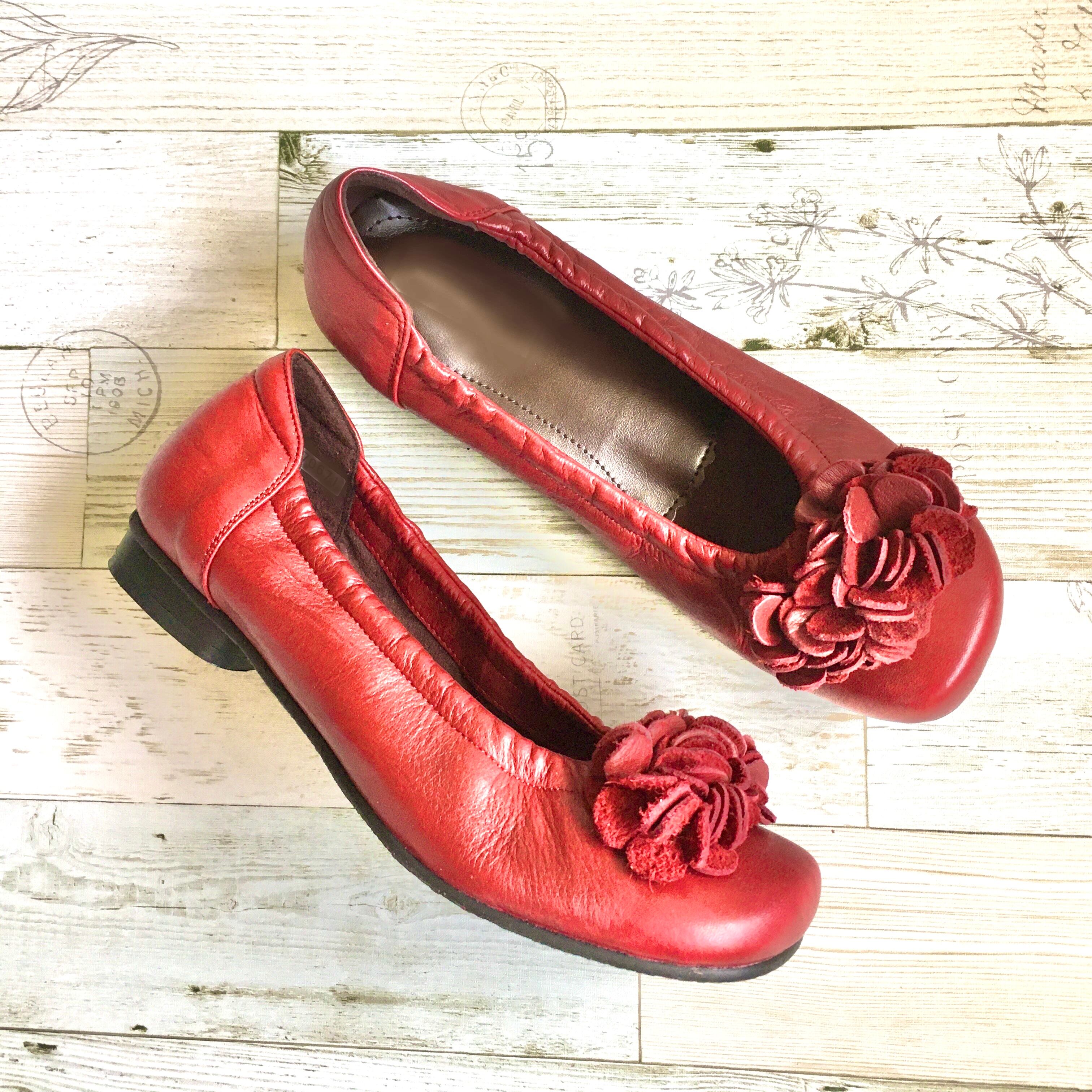 花飾りシャーリングフラットパンプス