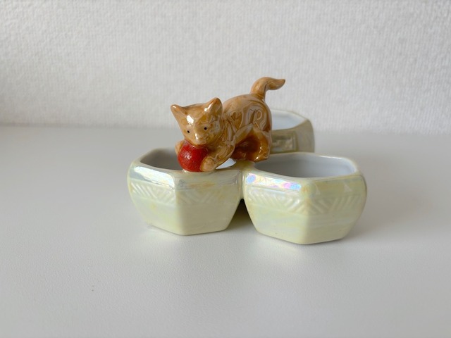 【フランス】陶器の小物入れ / 赤いボールを持った猫